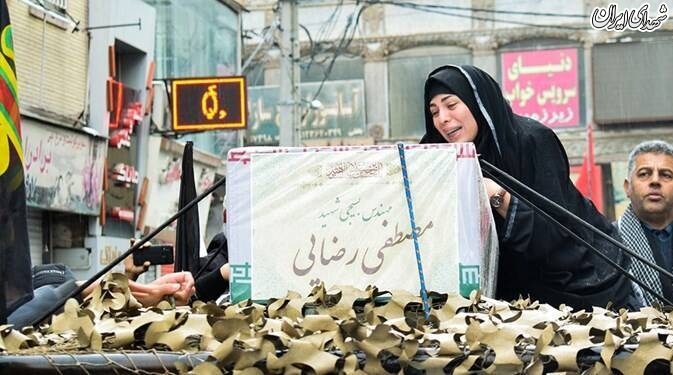 عکس/ بی‌تابی خواهر شهید کنار تابوت برادر