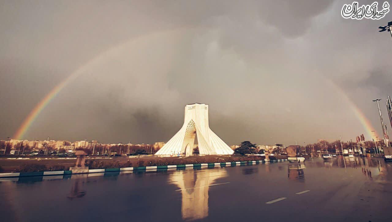 عکس/ رنگین‌کمان در میدان آزادی