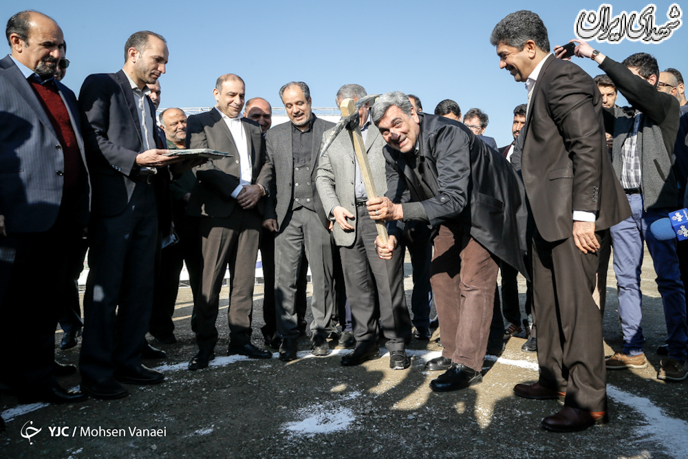 عکس/ حناچی کلنگ به دست شد