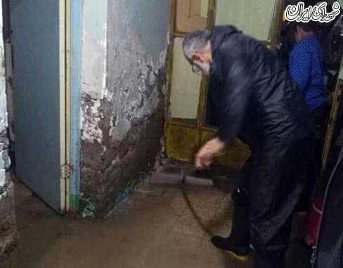 عکس/ کمک رسانی امام جمعه آبادان در خانه آب گرفته عکس/ کمک رسانی امام جمعه آبادان در خانه آب گرفته