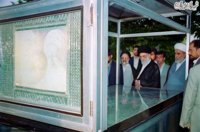 عکس/ حضور رهبرانقلاب بر مزار آیت‌الله هادی تألهی