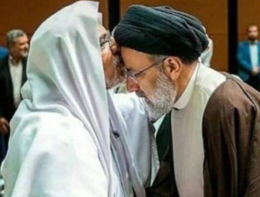 عالم اهل سنت:بوسیدن پیشانی آقای رئیسی ثواب دارد +فیلم عالم اهل سنت:بوسیدن پیشانی آقای رئیسی ثواب دارد +فیلم