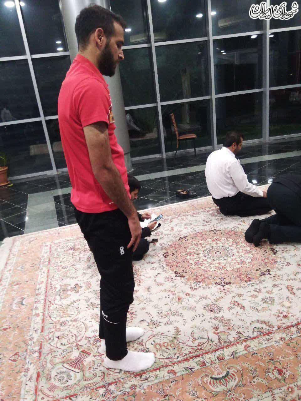 عکس/ نماز خواندن هافبک پرسپولیس