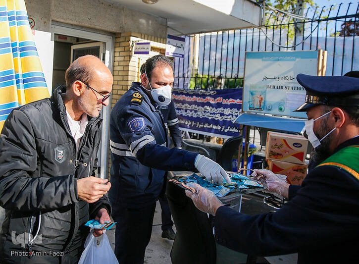 عکس/ تقدیر خدام بارگاه شاهچراغ از کادر درمانی عکس/ تقدیر خدام بارگاه شاهچراغ از کادر درمانی