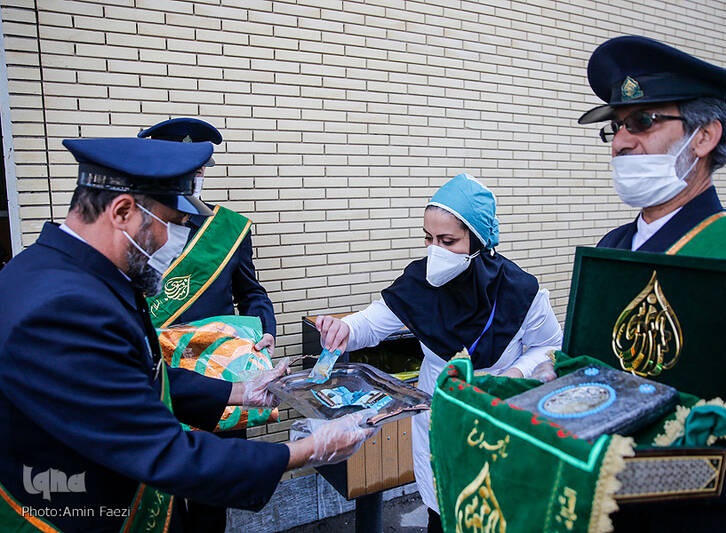 عکس/ تقدیر خدام بارگاه شاهچراغ از کادر درمانی عکس/ تقدیر خدام بارگاه شاهچراغ از کادر درمانی