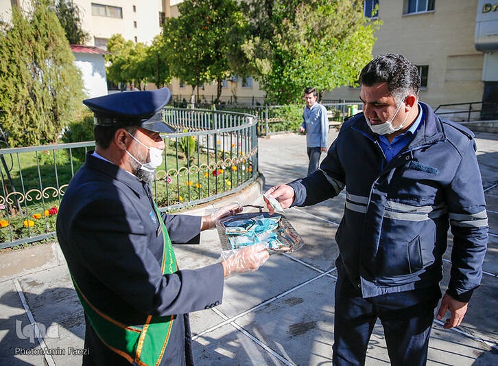 عکس/ تقدیر خدام بارگاه شاهچراغ از کادر درمانی عکس/ تقدیر خدام بارگاه شاهچراغ از کادر درمانی