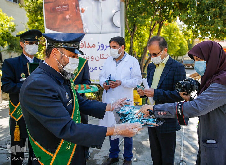 عکس/ تقدیر خدام بارگاه شاهچراغ از کادر درمانی عکس/ تقدیر خدام بارگاه شاهچراغ از کادر درمانی