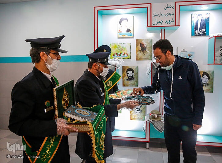 عکس/ تقدیر خدام بارگاه شاهچراغ از کادر درمانی عکس/ تقدیر خدام بارگاه شاهچراغ از کادر درمانی