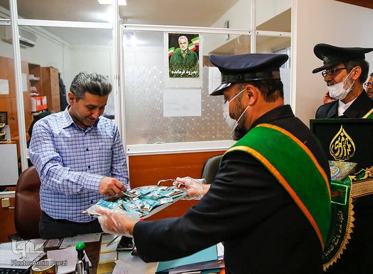 عکس/ تقدیر خدام بارگاه شاهچراغ از کادر درمانی عکس/ تقدیر خدام بارگاه شاهچراغ از کادر درمانی