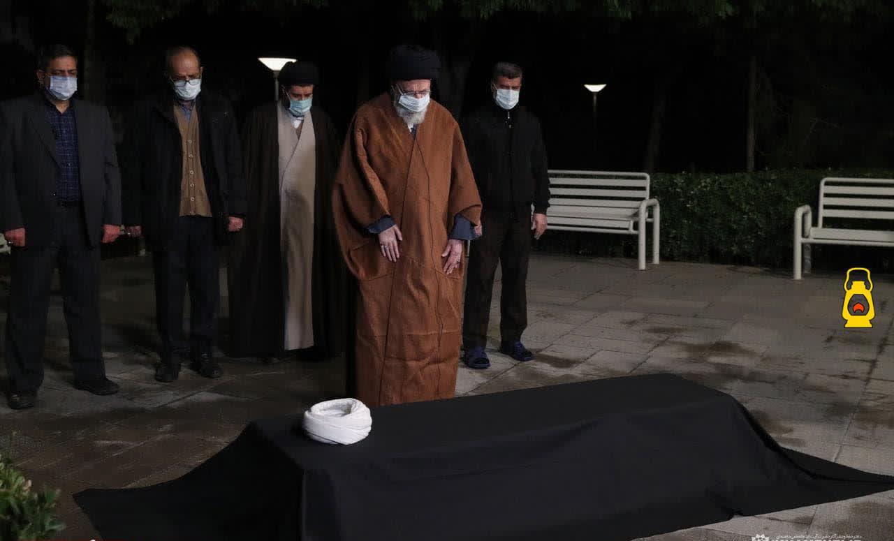 رهبر انقلاب بر پیکر آیتالله مصباح یزدی نماز خواندند رهبر انقلاب بر پیکر آیتالله مصباح یزدی نماز خواندند
