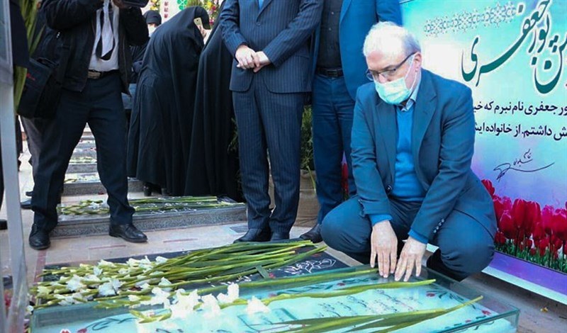 وزیر بهداشت به مقام شامخ شهید سلیمانی ادای احترام کرد + تصاویر وزیر بهداشت به مقام شامخ شهید سلیمانی ادای احترام کرد + تصاویر