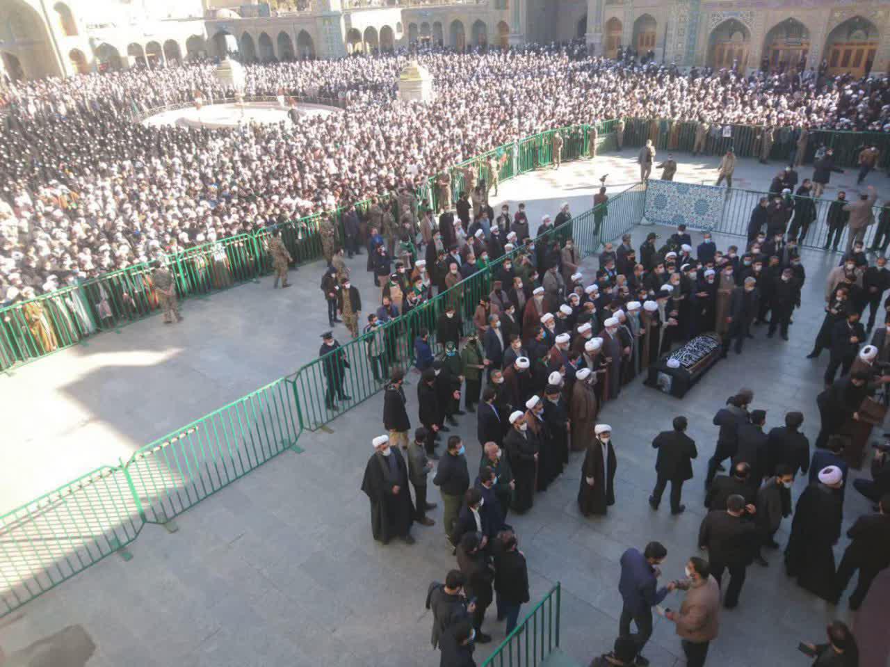 عکس/ اقامه نماز بر پیکر آیت الله مصباح