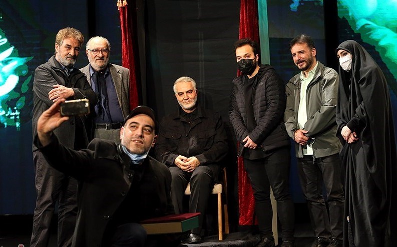 عکس/ سلفی بازیگران با مجسمه حاج قاسم