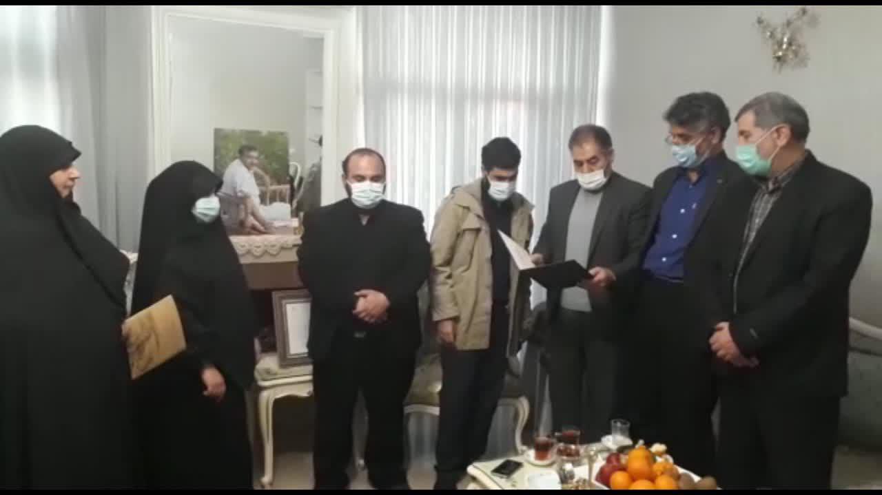 گرامیداشت سردار فیض در منزل شهید+ عکس/ اهدای لوح سرلشگر ایزدی به همسر شهید گرامیداشت سردار فیض در منزل شهید+ عکس/ اهدای لوح سرلشگر ایزدی به همسر شهید