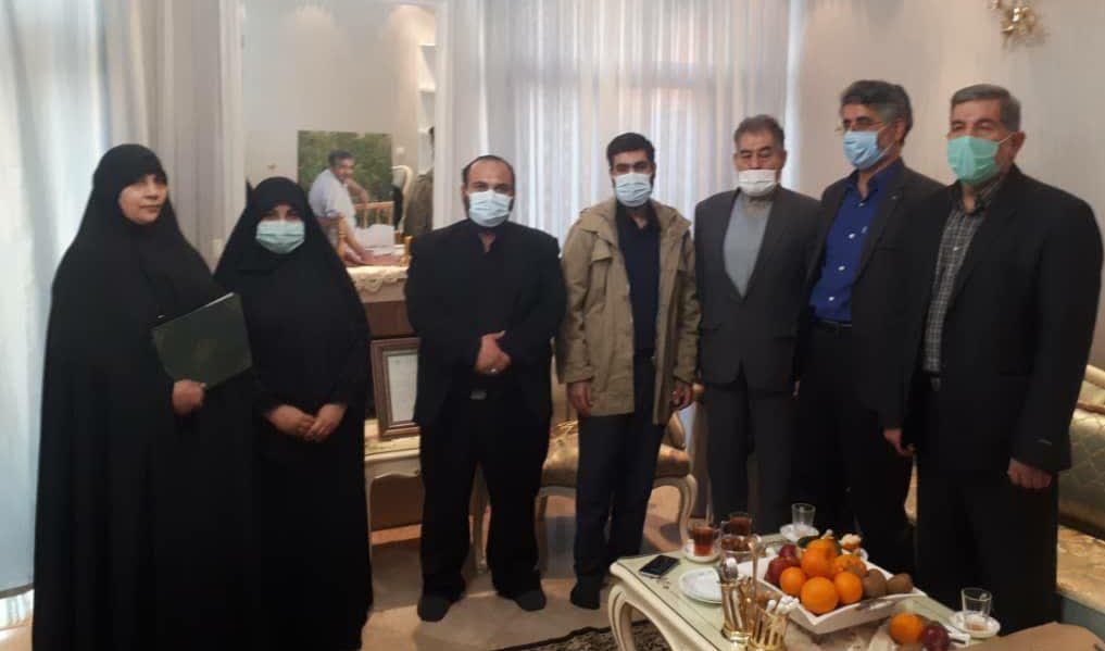 گرامیداشت سردار فیض در منزل شهید+ عکس/ اهدای لوح سرلشگر ایزدی به همسر شهید گرامیداشت سردار فیض در منزل شهید+ عکس/ اهدای لوح سرلشگر ایزدی به همسر شهید