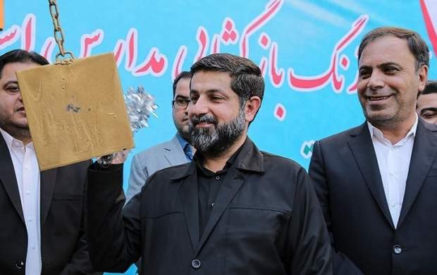 معاون روحانی پشت درب اتاق بازپرس معاون روحانی پشت درب اتاق بازپرس