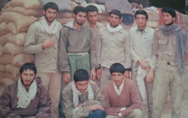 رزمندهای که یک عکس با فرماندهاش دارد رزمندهای که یک عکس با فرماندهاش دارد