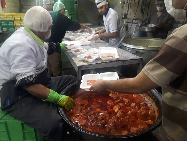 عیدی خادمان یک امامزاده برای باربران عیدی خادمان یک امامزاده برای باربران