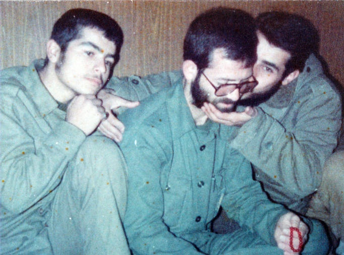 پدر و مادری که روز دفن پسر شهیدشان روزه گرفتند پدر و مادری که روز دفن پسر شهیدشان روزه گرفتند