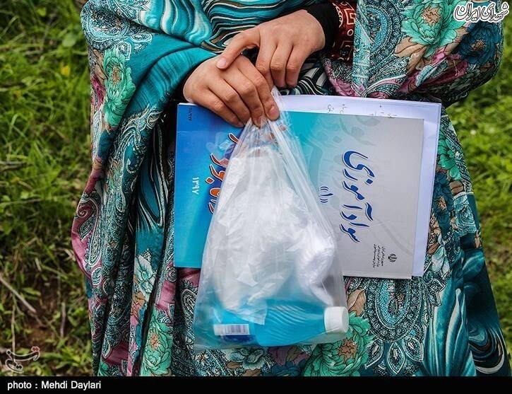 عکس/ تلاش معلمان فداکار روستایی در دوران کرونا عکس/ تلاش معلمان فداکار روستایی در دوران کرونا