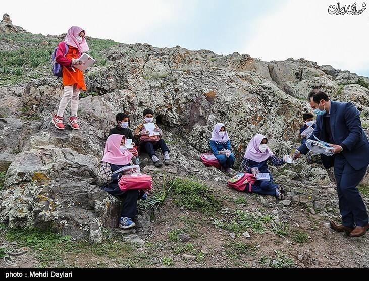 عکس/ تلاش معلمان فداکار روستایی در دوران کرونا عکس/ تلاش معلمان فداکار روستایی در دوران کرونا