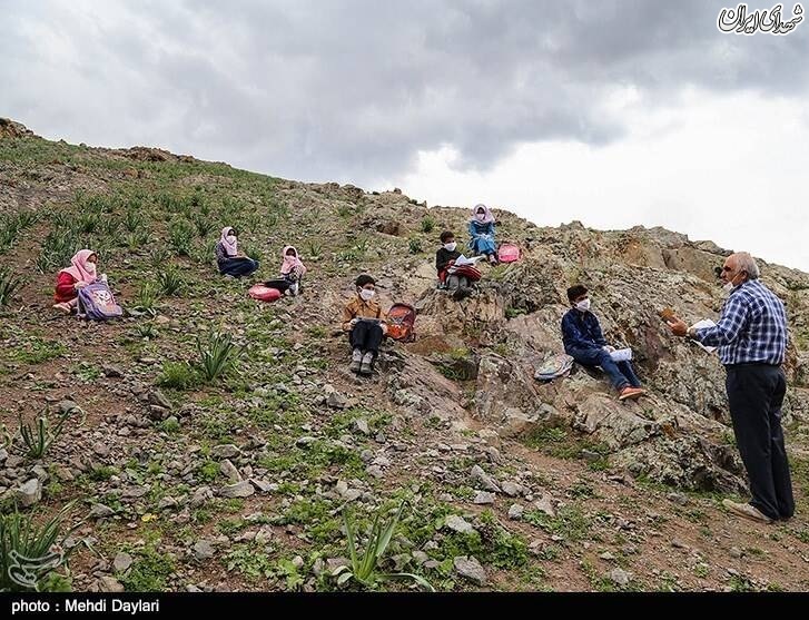 عکس/ تلاش معلمان فداکار روستایی در دوران کرونا عکس/ تلاش معلمان فداکار روستایی در دوران کرونا