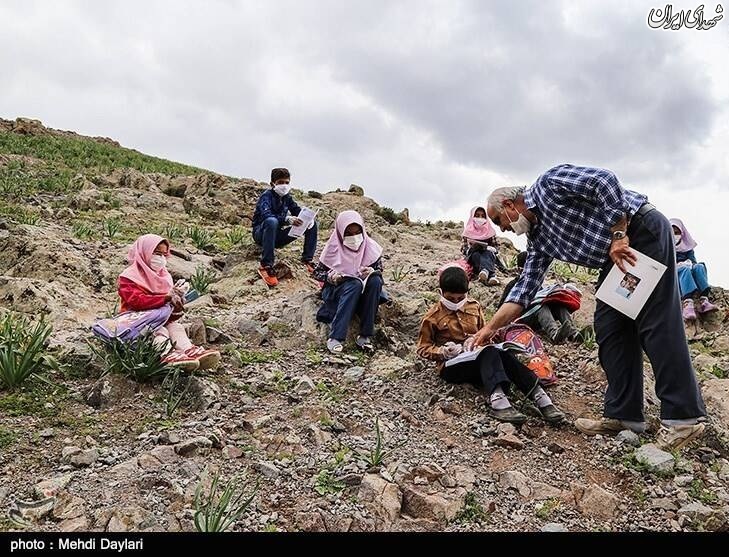 عکس/ تلاش معلمان فداکار روستایی در دوران کرونا عکس/ تلاش معلمان فداکار روستایی در دوران کرونا