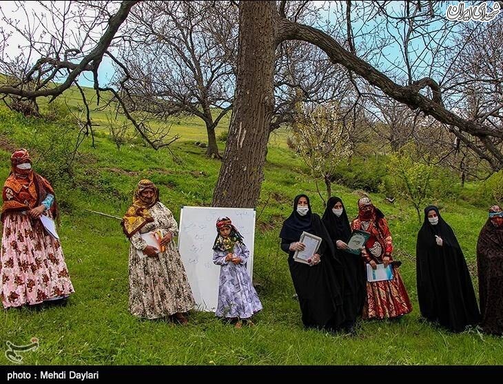 عکس/ تلاش معلمان فداکار روستایی در دوران کرونا عکس/ تلاش معلمان فداکار روستایی در دوران کرونا