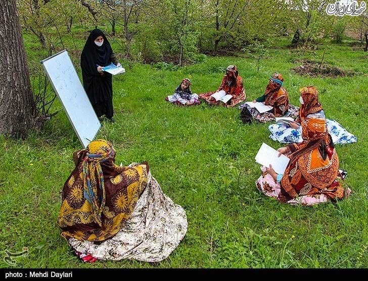 عکس/ تلاش معلمان فداکار روستایی در دوران کرونا عکس/ تلاش معلمان فداکار روستایی در دوران کرونا