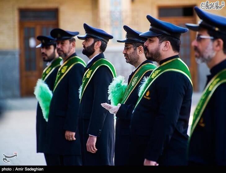 عکس/ تعویض پرچم گنبد حرم حضرت شاهچراغ(ع)