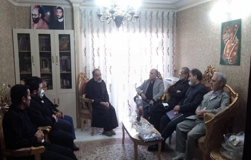 دیدار نمایندگان ستاد کل نیروهای مسلح با همرزم شهید چمران/اهدای لوح یاد بود خانواده شهید حیدری خراسانی دیدار نمایندگان ستاد کل نیروهای مسلح با همرزم شهید چمران/اهدای لوح یاد بود خانواده شهید حیدری خراسانی