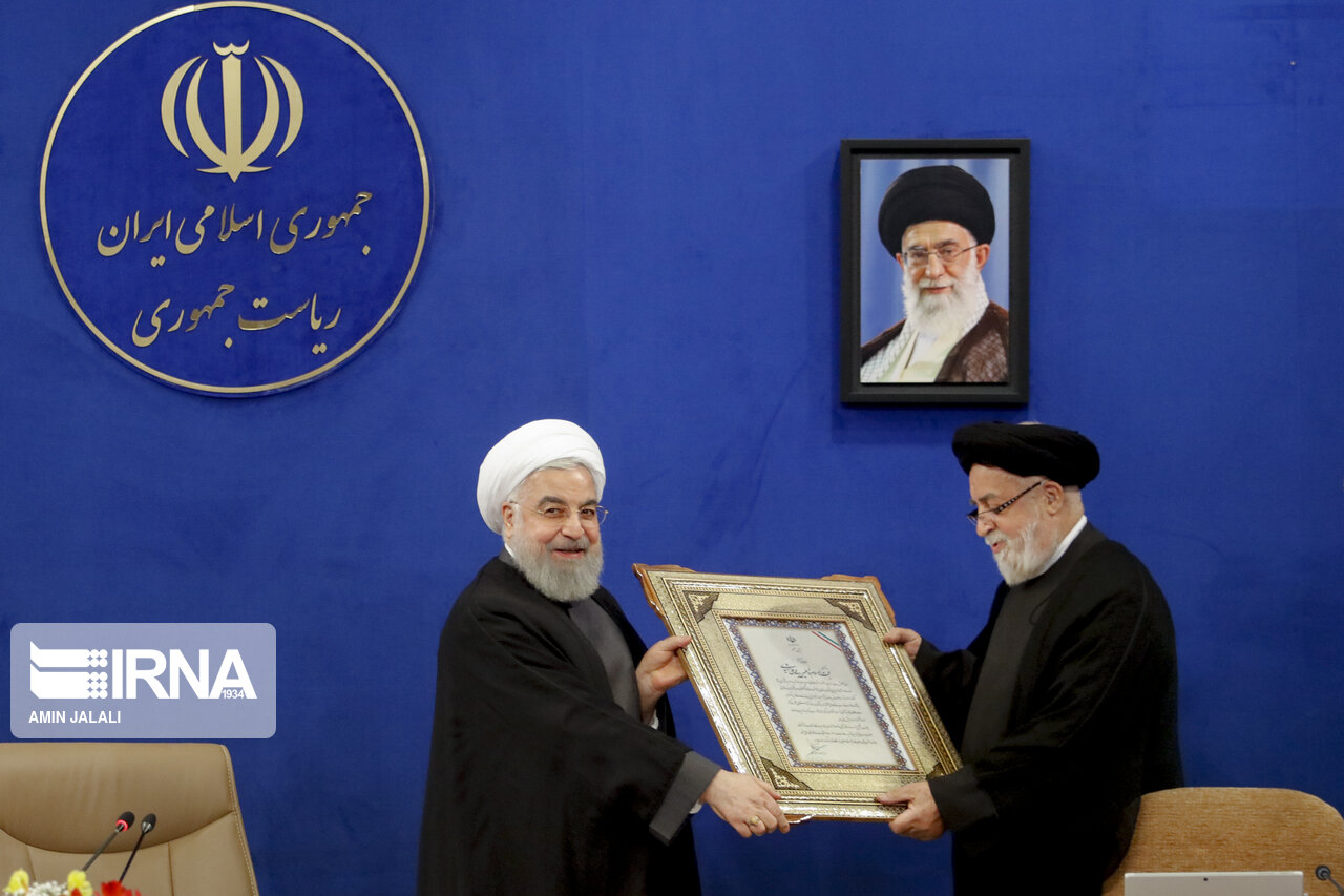 عکس/ تقدیر روحانی از زحمات معاون مستعفی
