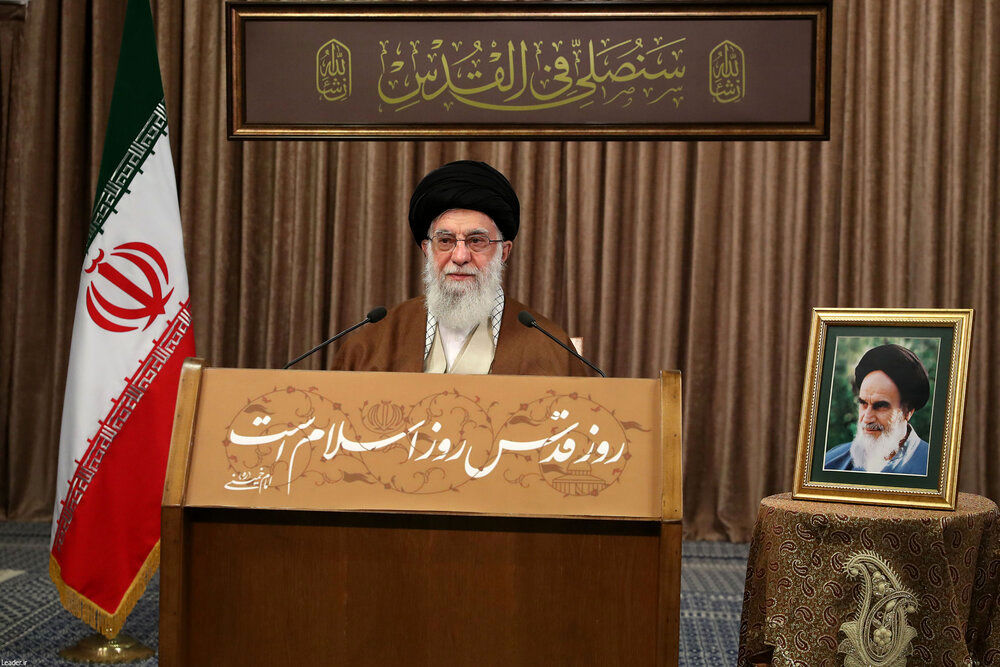 ماجرای یک عبارت ویژه در تابلوی نصب شده در محل سخنرانی رهبر انقلاب در روز قدس +عکس ماجرای یک عبارت ویژه در تابلوی نصب شده در محل سخنرانی رهبر انقلاب در روز قدس +عکس