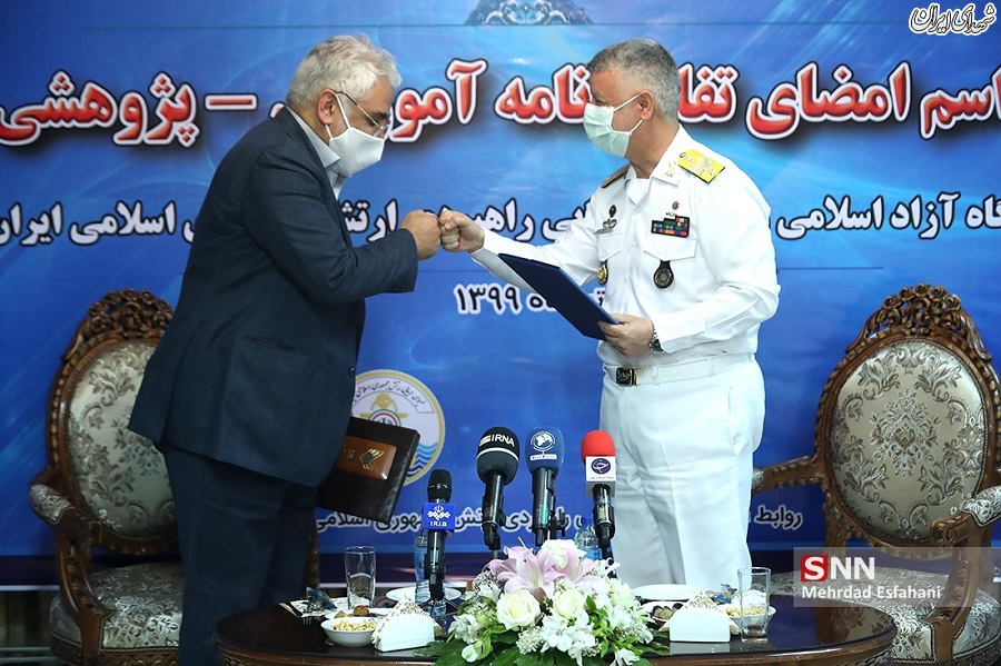 عکس/ مصافحه دریادار خانزادی با طهرانچی
