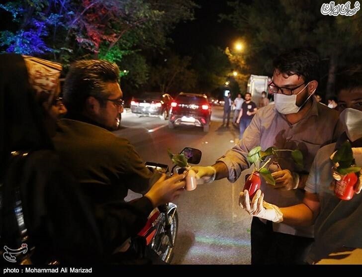 عکس/ اهدا گل به مناسبت میلاد حضرت معصومه(س)