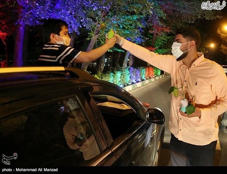 عکس/ اهدا گل به مناسبت میلاد حضرت معصومه(س)