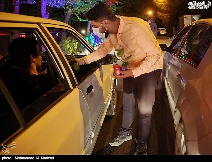 عکس/ اهدا گل به مناسبت میلاد حضرت معصومه(س)