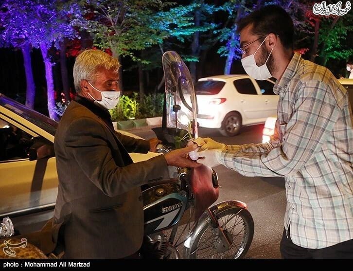 عکس/ اهدا گل به مناسبت میلاد حضرت معصومه(س)
