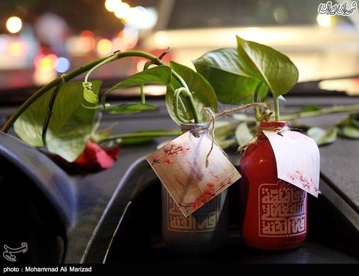 عکس/ اهدا گل به مناسبت میلاد حضرت معصومه(س)