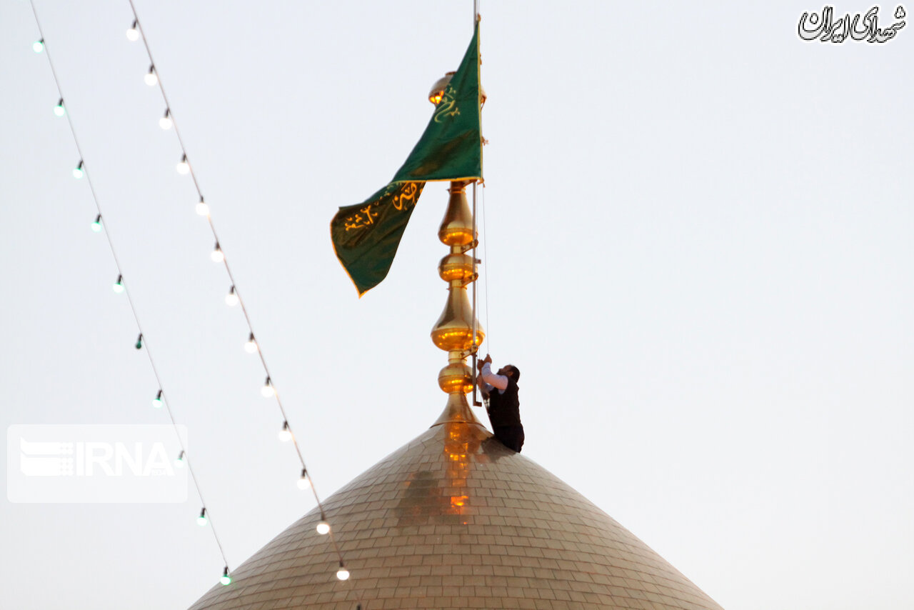 تعویض پرچم گنبد حرم حضرت معصومه(س)