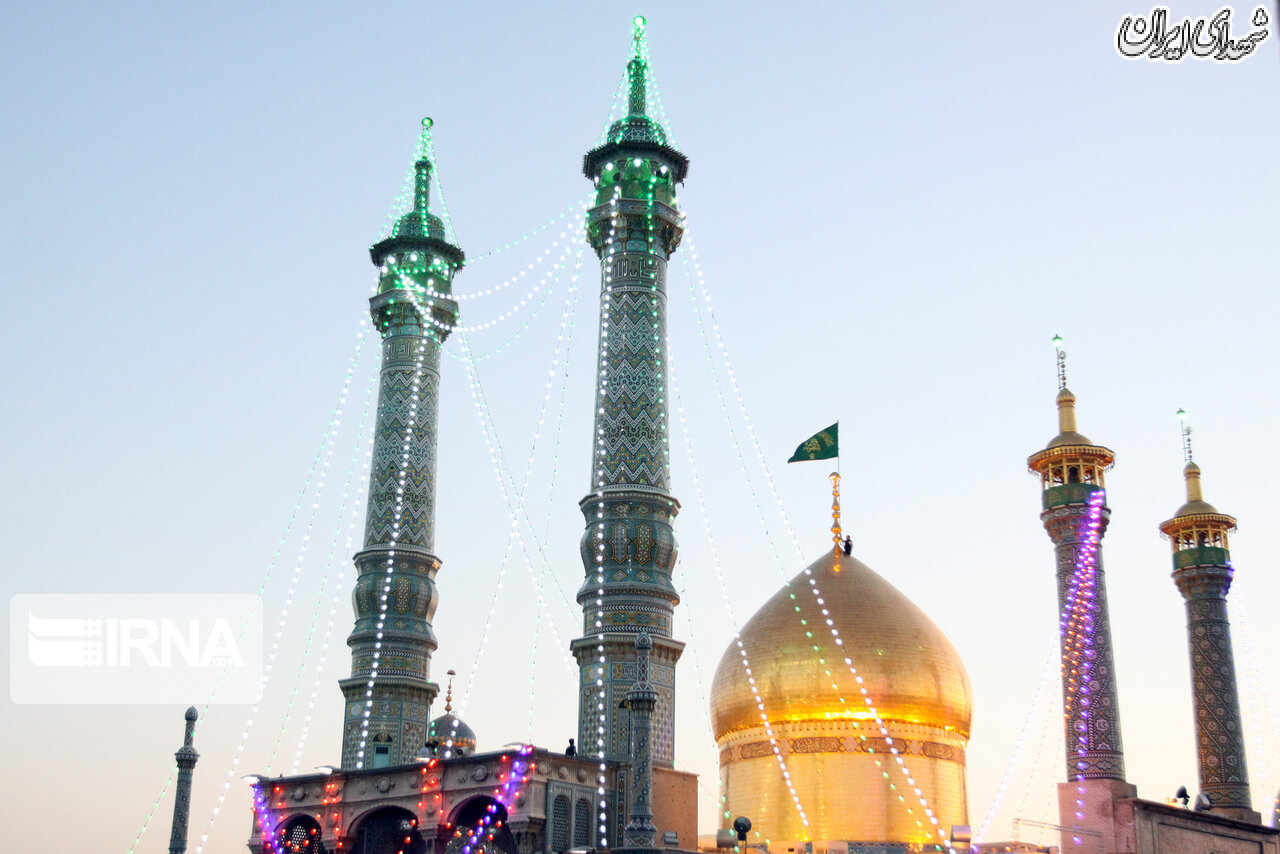 تعویض پرچم گنبد حرم حضرت معصومه(س)