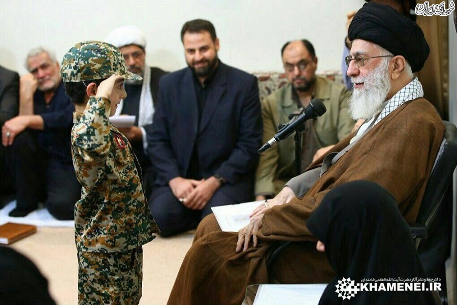 اتفاق جالبی که سر نماز «حاج قاسم» رخ داد اتفاق جالبی که سر نماز «حاج قاسم» رخ داد