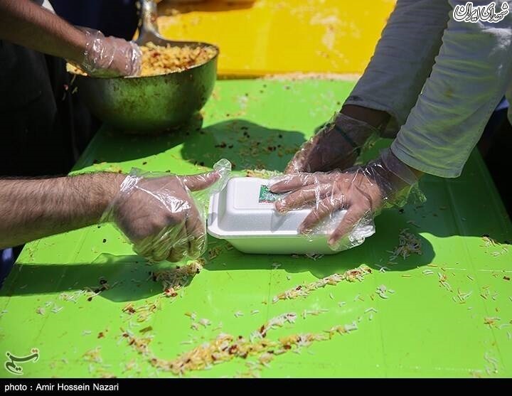 عکس/ طبخ و توزیع ۱۱۰ دیگ غذا در قزوین