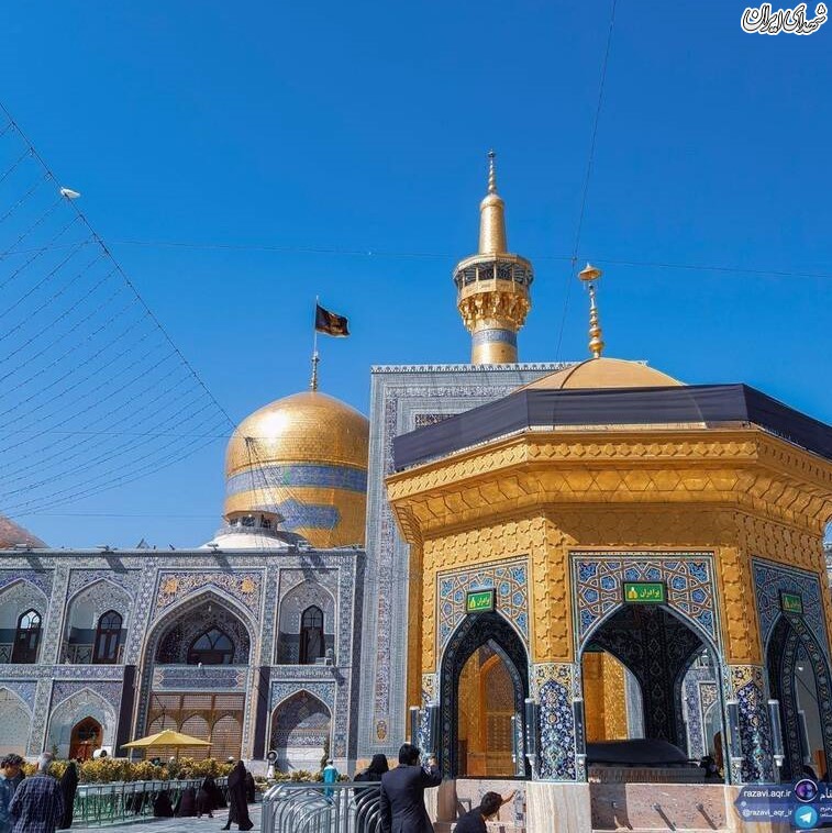 عکس/ اهتزاز پرچم عزا بر فراز گنبد حرم رضوی