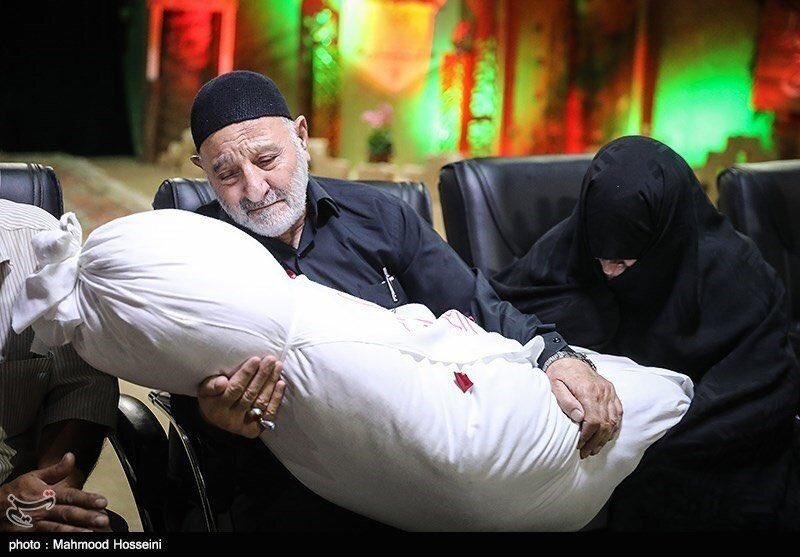 عکس/ تصویر غم‌انگیز وداع پدر و مادری با فرزند شهیدشان