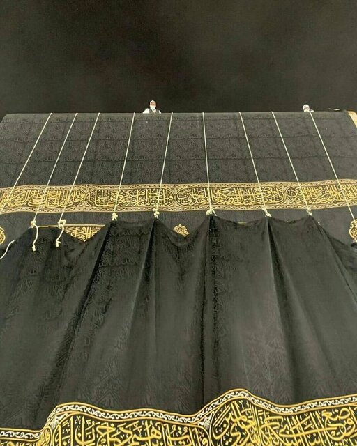 پرده کعبه زیر باران عوض شد پرده کعبه زیر باران عوض شد