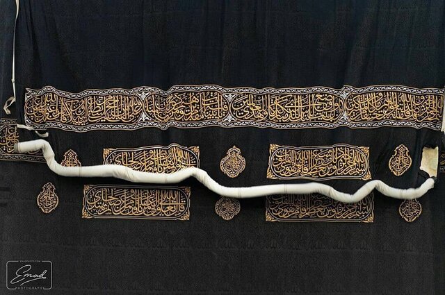 پرده کعبه زیر باران عوض شد پرده کعبه زیر باران عوض شد