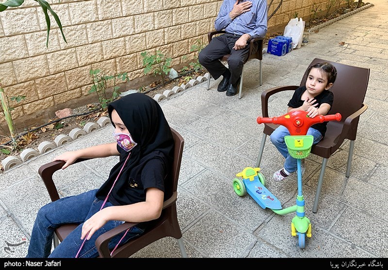 مداحی مقابل منزل شهدای هواپیمای اوکراینی مداحی مقابل منزل شهدای هواپیمای اوکراینی
