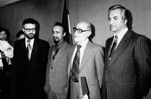 فرش قرمز بازرگان پیش پای صدام/ لغو قرارداد های نظامی ایران، پیش از حمله رژیم بعث/ حسن روحانی: اگر نادانی دولت موقت نبود، جنگ بر ما تحمیل نمیشد فرش قرمز بازرگان پیش پای صدام/ لغو قرارداد های نظامی ایران، پیش از حمله رژیم بعث/ حسن روحانی: اگر نادانی دولت موقت نبود، جنگ بر ما تحمیل نمیشد