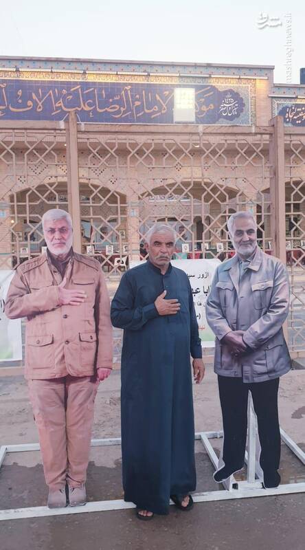 عکس یادگاری زائران اربعین با حاج قاسم و ابومهدی